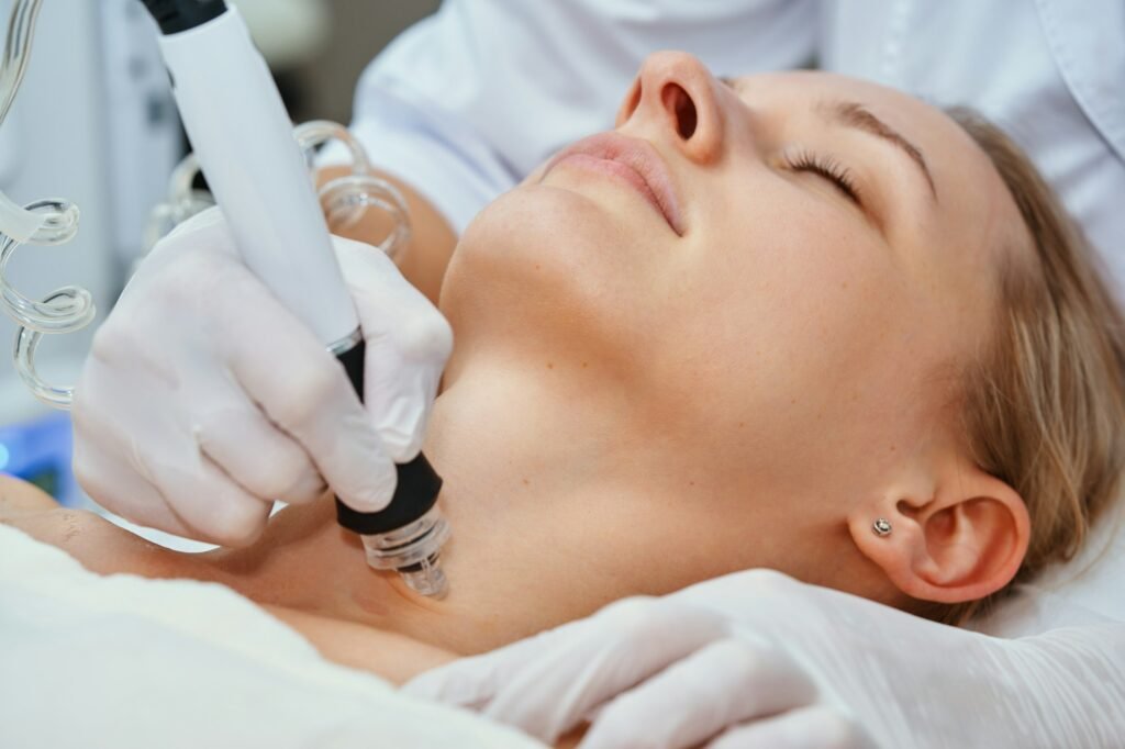 A cosmetologist performs hydropiling in a beauty salon. Skin care.